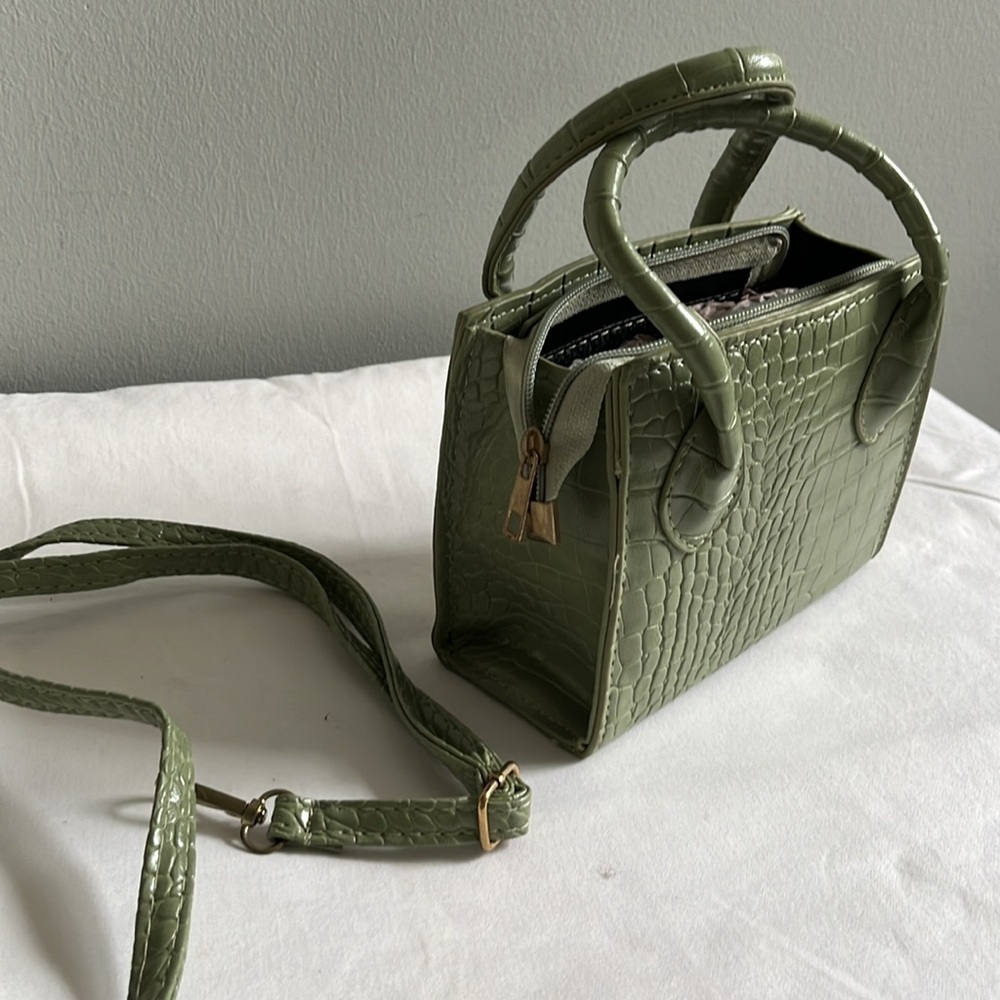 New without tags green faux crocodile mini bag - Picture 3 of 9